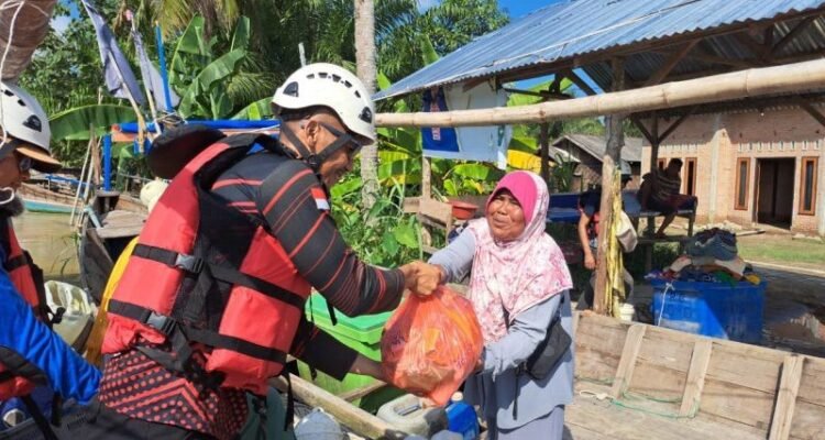 FOTO 8 Des_Relawan menyerahkan sembako kepada warga terdampak bencana di Desa Alur Kapal dan Kelurahan Pematang Cengal,