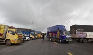 FOTO 8 Des_Sejumlah truk membawa barang bantuan warga terdampak bencana hidrometeorologi Aceh, Sumatra Barat