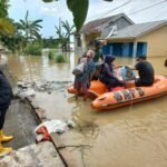 FOTO 8 Des_Tim BPBD Kabupaten Karawang mengevakuasi warga terdampak banjir di Kecamatan Teluk Jambe, Kabupaten Karawang, Jawa Barat