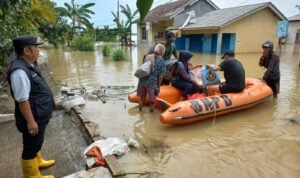 FOTO 8 Des_Tim BPBD Kabupaten Karawang mengevakuasi warga terdampak banjir di Kecamatan Teluk Jambe, Kabupaten Karawang, Jawa Barat