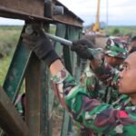 FOTO 9 Des_Kondisi Jembatan Sikabau yang putus dan Personil TNI terdiri dari unsur Zeni Tempur di wilayah Sumatra Barat