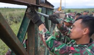 FOTO 9 Des_Kondisi Jembatan Sikabau yang putus dan Personil TNI terdiri dari unsur Zeni Tempur di wilayah Sumatra Barat