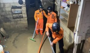 FOTO 9 Des_Tim TRC BPBD Kabupaten Bogor membersihkan rumah warga pascabanjir yang melanda Desa Cijayanti. dok. bpbdkabupatenbogor