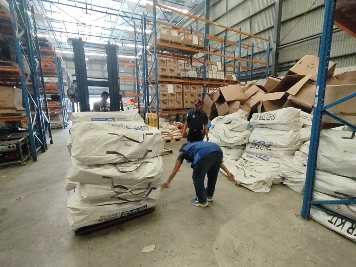 FOTO 9 Des_UPT BNPB yang berlokasi di Kota Padang, Sumbar, memberikan dukungan manajemen logistik