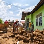FOTO 9 Des_Upaya warga terdampak bencana banjir dan tanah longsor membersihkan lumpur banjir di Kota Padang, Provinsi Sumatra Barat.