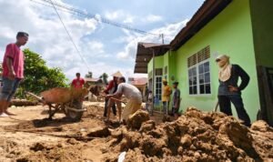 FOTO 9 Des_Upaya warga terdampak bencana banjir dan tanah longsor membersihkan lumpur banjir di Kota Padang, Provinsi Sumatra Barat.