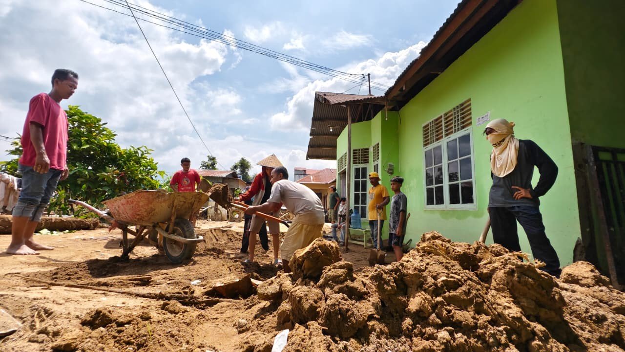 FOTO 9 Des_Upaya warga terdampak bencana banjir dan tanah longsor membersihkan lumpur banjir di Kota Padang, Provinsi Sumatra Barat.