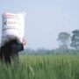FOTO 1 Jan_Seorang petani tengah membawa pupuk. (dok. pertanian.go.id)