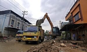 FOTO 10 Jan_Alat berat eskavator membersihkan drainase dari sampah dan lumpur pascabanjir di Jl Raya Rantau, Bukit Tempurung, Kota Kuala Simpang, Ka Aceh Tamiang