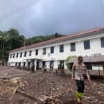 FOTO 10 Jan_Kantor Polres Kabupaten Kepulauan Sitaro dipenuhi oleh lumpur dan bebatuan akibat banjir bandang. bnpb