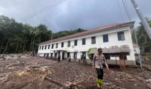FOTO 10 Jan_Kantor Polres Kabupaten Kepulauan Sitaro dipenuhi oleh lumpur dan bebatuan akibat banjir bandang. bnpb