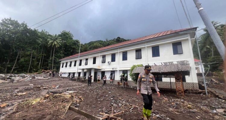 FOTO 10 Jan_Kantor Polres Kabupaten Kepulauan Sitaro dipenuhi oleh lumpur dan bebatuan akibat banjir bandang. bnpb