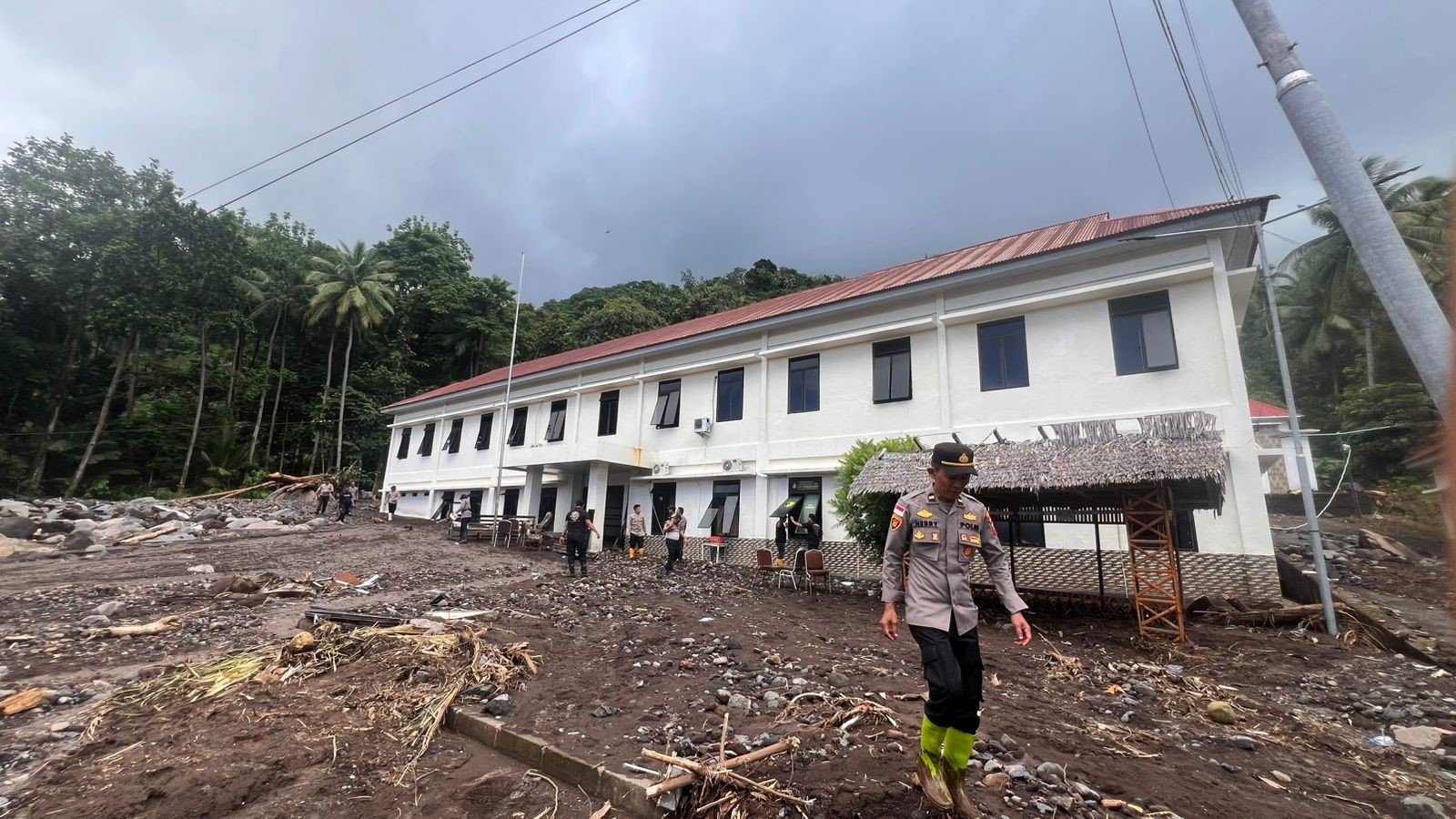 FOTO 10 Jan_Kantor Polres Kabupaten Kepulauan Sitaro dipenuhi oleh lumpur dan bebatuan akibat banjir bandang. bnpb
