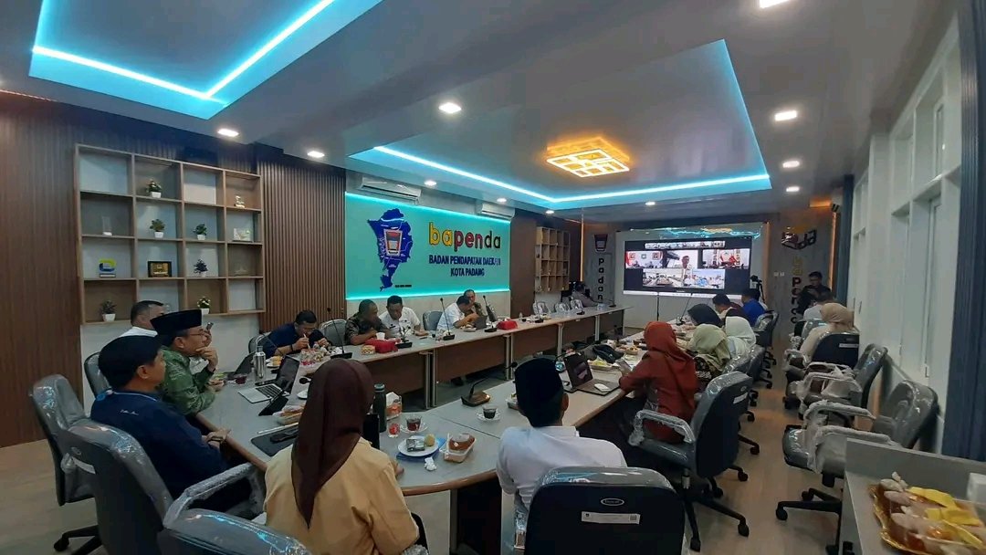 FOTO 10 Jan_Rapat Koordinasi (Rakor) Pemulihan Pasca Bencana Sumatra melalui zoom meeting dari Gedung Bapenda Kota Padang. (dok. padang.go.id)