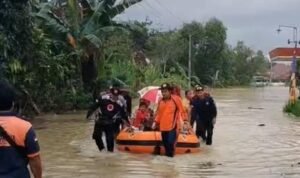 FOTO 11 Jan_Tim gabungan evakuasi warga terdampak banjir di Kabupaten Ogan Komering Ulu Timur, Provinsi Sumatra Selatan. bpbd