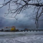 FOTO 11 Nov_Kapal di dermaga penyeberangan saat cuaca buruk. (dok. asdp.id)