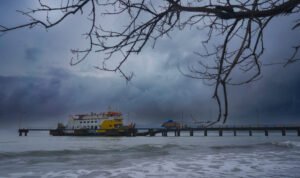 FOTO 11 Nov_Kapal di dermaga penyeberangan saat cuaca buruk. (dok. asdp.id)
