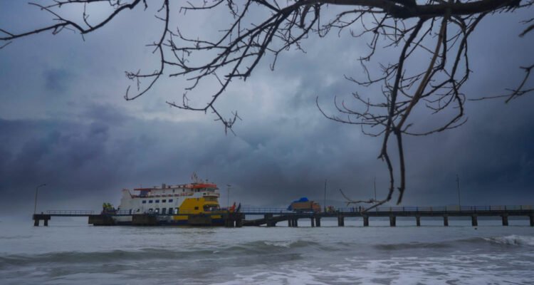 FOTO 11 Nov_Kapal di dermaga penyeberangan saat cuaca buruk. (dok. asdp.id)