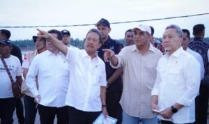 FOTO 12 Jan_Menteri Koordinator Bidang Pangan Zulkifli Hasan (kanan) saat meninjau lokasi budidaya terdampak banjir di Kecamatan Meurah Dua, Kabupaten Pidie Jaya. kkp