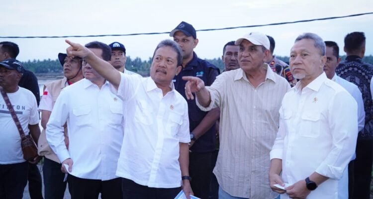 FOTO 12 Jan_Menteri Koordinator Bidang Pangan Zulkifli Hasan (kanan) saat meninjau lokasi budidaya terdampak banjir di Kecamatan Meurah Dua, Kabupaten Pidie Jaya. kkp