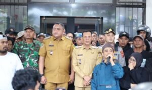 FOTO 14 Jan_Bupati Bogor Rudy Susmanto saat berdialog dengan perwakilan masyarakat dan perwakilan pendemo dari sejumlah kecamatan di Kantor Kecamatan Cigudeg, jabarprov