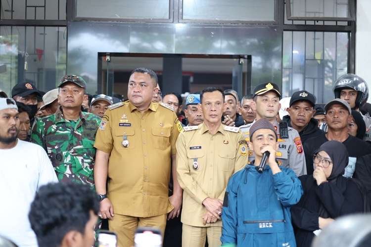 FOTO 14 Jan_Bupati Bogor Rudy Susmanto saat berdialog dengan perwakilan masyarakat dan perwakilan pendemo dari sejumlah kecamatan di Kantor Kecamatan Cigudeg, jabarprov