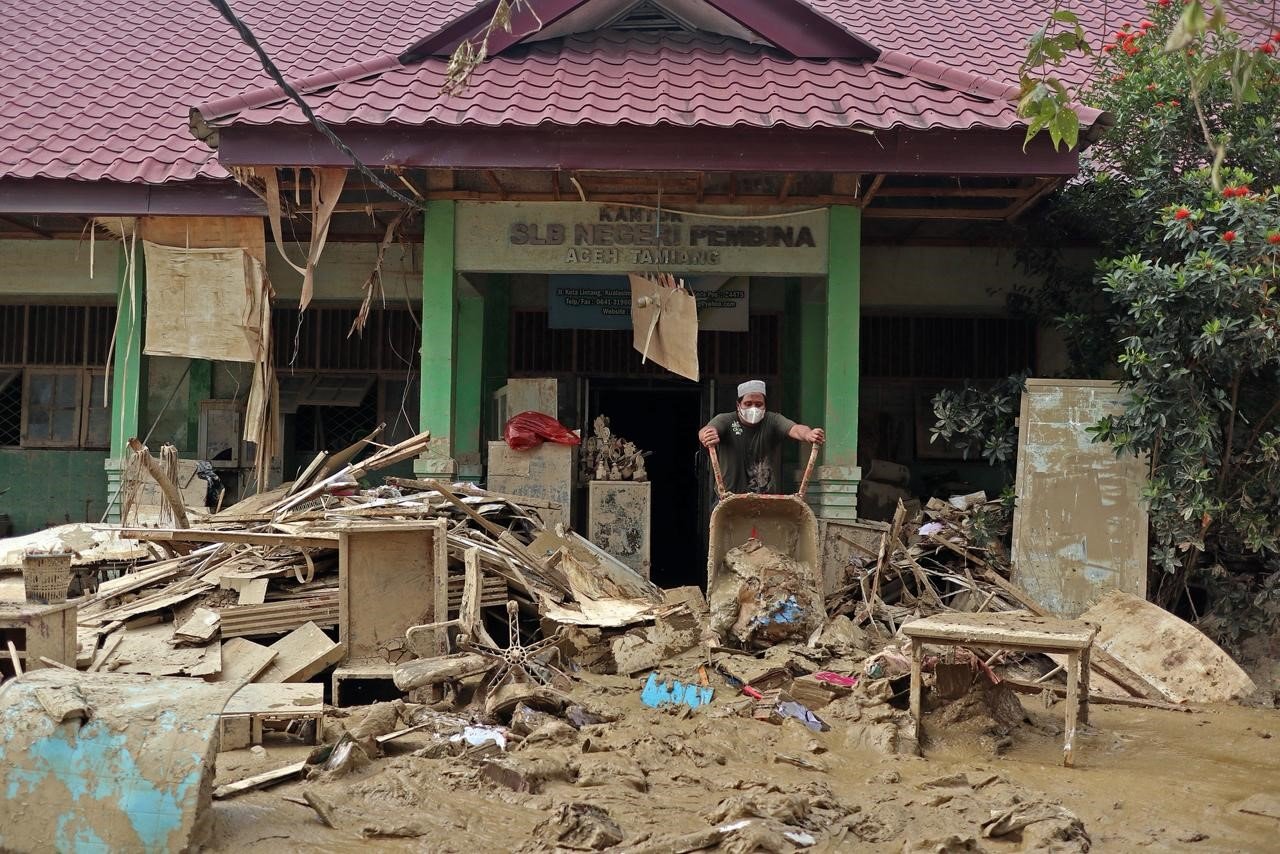 FOTO 14 Jan_Sejumlah orang tengah membersihkan depan Sekolah Luar Biasa (SLB) Negeri Pembina Aceh Tamiang, yang terdampak banjir. bnpb