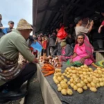 FOTO 14 Jan_Wakil Presiden (Wapres) Gibran Rakabuming pagi ini meninjau Pasar Potikelek di Wamena, Kabupaten Jayawijaya, Provinsi Papua Pegunungan