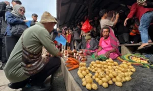 FOTO 14 Jan_Wakil Presiden (Wapres) Gibran Rakabuming pagi ini meninjau Pasar Potikelek di Wamena, Kabupaten Jayawijaya, Provinsi Papua Pegunungan