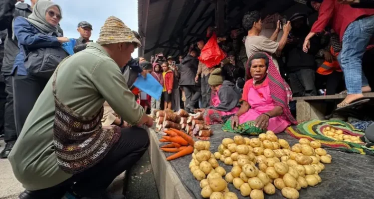 FOTO 14 Jan_Wakil Presiden (Wapres) Gibran Rakabuming pagi ini meninjau Pasar Potikelek di Wamena, Kabupaten Jayawijaya, Provinsi Papua Pegunungan
