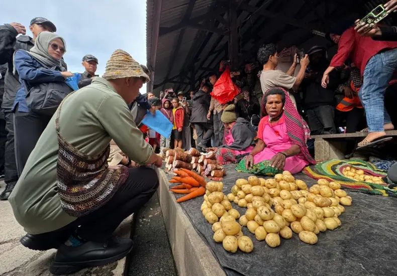 FOTO 14 Jan_Wakil Presiden (Wapres) Gibran Rakabuming pagi ini meninjau Pasar Potikelek di Wamena, Kabupaten Jayawijaya, Provinsi Papua Pegunungan