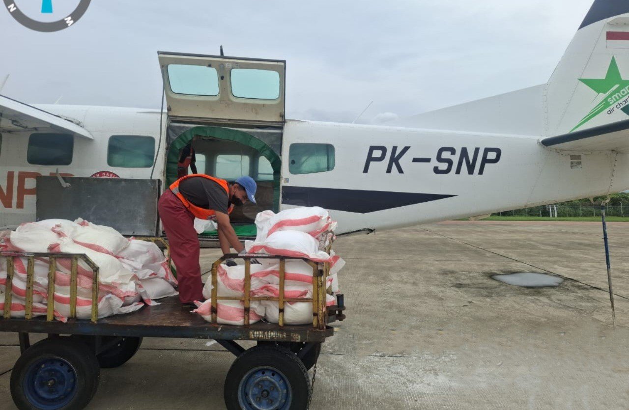 FOTO 15 Jan_Petugas memuat bahan semai berupa Natrium Klorida (NaCL) ke dalam pesawat Caravan PK-SNP untuk operasi modifikasi cuaca wilayah Jawa Tengah.