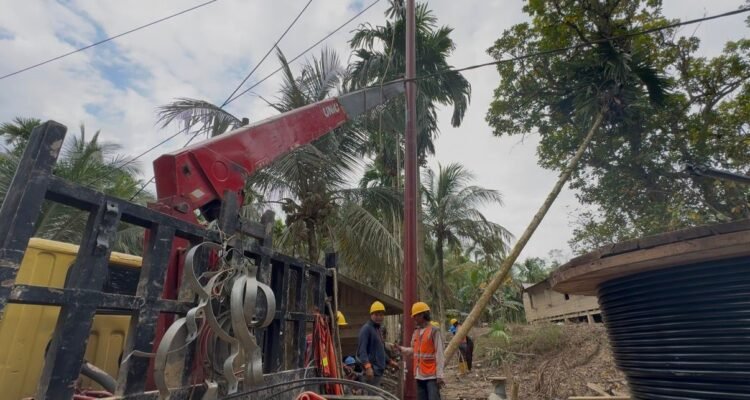FOTO 15 Jan_Sejumlah petugas PLN mengoptimalkan pemulihan jaringan listrik di daerah Desa Pematang Durian, Kecamatan Sekerak, Kabupaten Aceh Tamiang, Provinsi Aceh