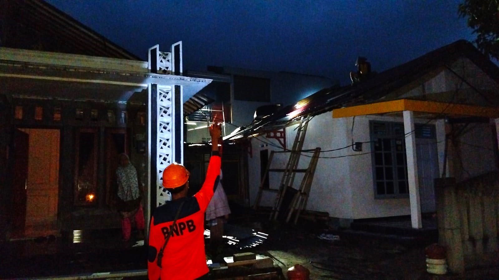 FOTO 17 Jan_BPBD Kabupaten Banyumas mendata dan kaji cepat pada rumah warga terdampak cuaca ekstrem di Kabupaten Banyumas, Jawa Tengah