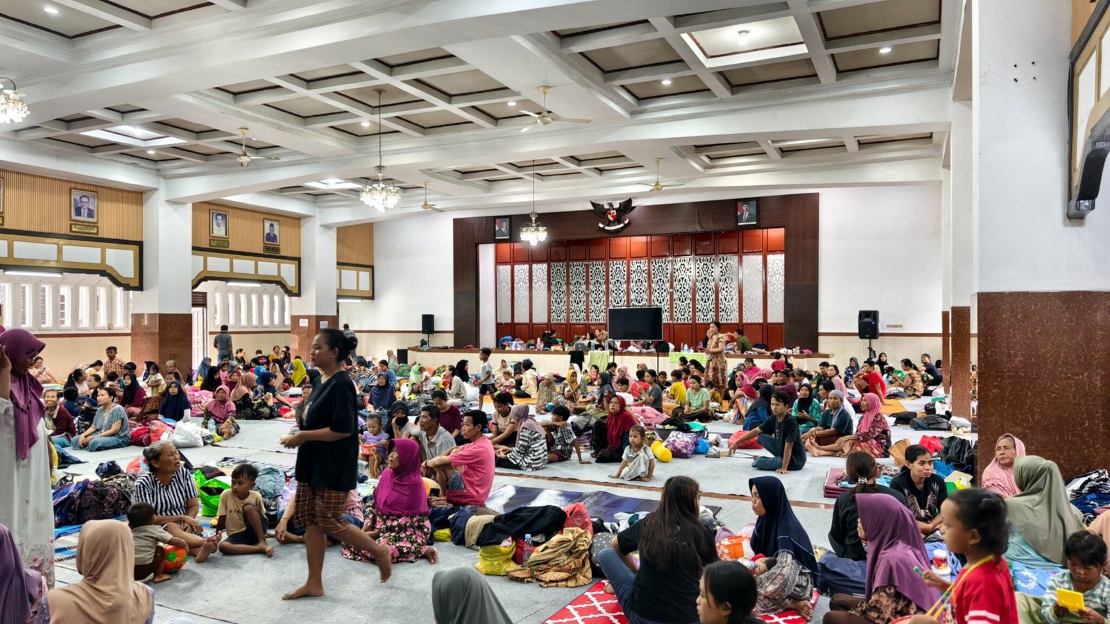 FOTO 17 Jan_Suasasana pengungsian warga terdampak banjir di Gedung Aula DPRD Kabupaten Kudus, Provinsi Jawa Tengah.