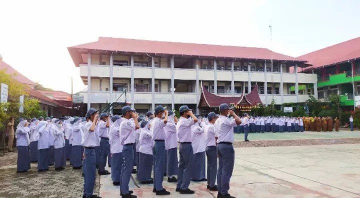 FOTO 19 Jan_Upacara bendera bagi siswa dan siswi di SMA 10 Padang. (dok. instagramsmantenpadang)
