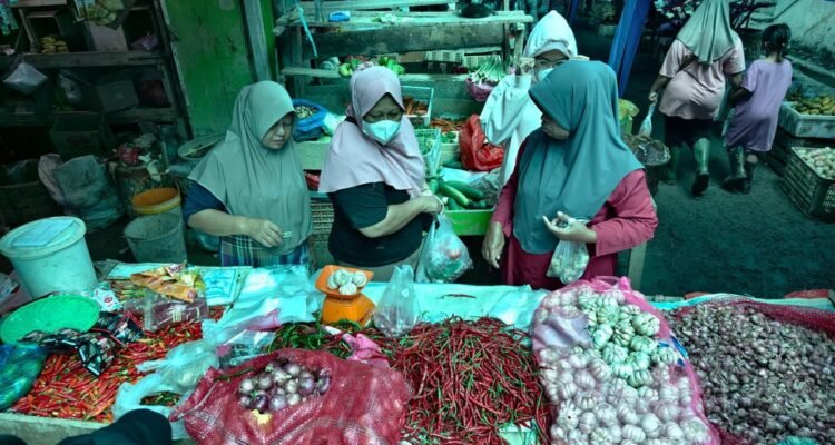 FOTO 2 Jan_Aktivitas jual beli Pasar Kuala Simpang, Kabupaten Aceh Tamiang. dok. bnpb