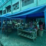 FOTO 2 Jan_Aktivitas jual beli di toko sepatu milik Surahim di Pasar Kuala Simpang, Kabupaten Aceh Tamiang.