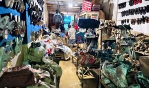 FOTO 2 Jan_Aktivitas jual beli di toko sepatu milik Surahim di Pasar Kuala Simpang, Kabupaten Aceh Tamiang. bnpb