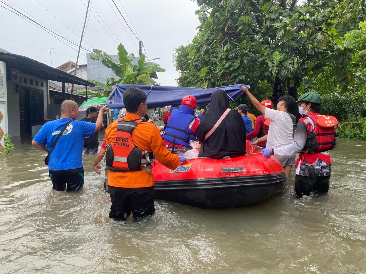 FOTO 20 Jan_Warga terdampak banjir di beberapa titik lokasi wilayah Kota Bekasi. (dok. bpbdkotabekasi)