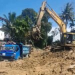 FOTO 21 Des_Pemerintah Kota (Pemko) Padang melakukan pembersihan sisa material longsor di sejumlah wilayah terdampak bencana.