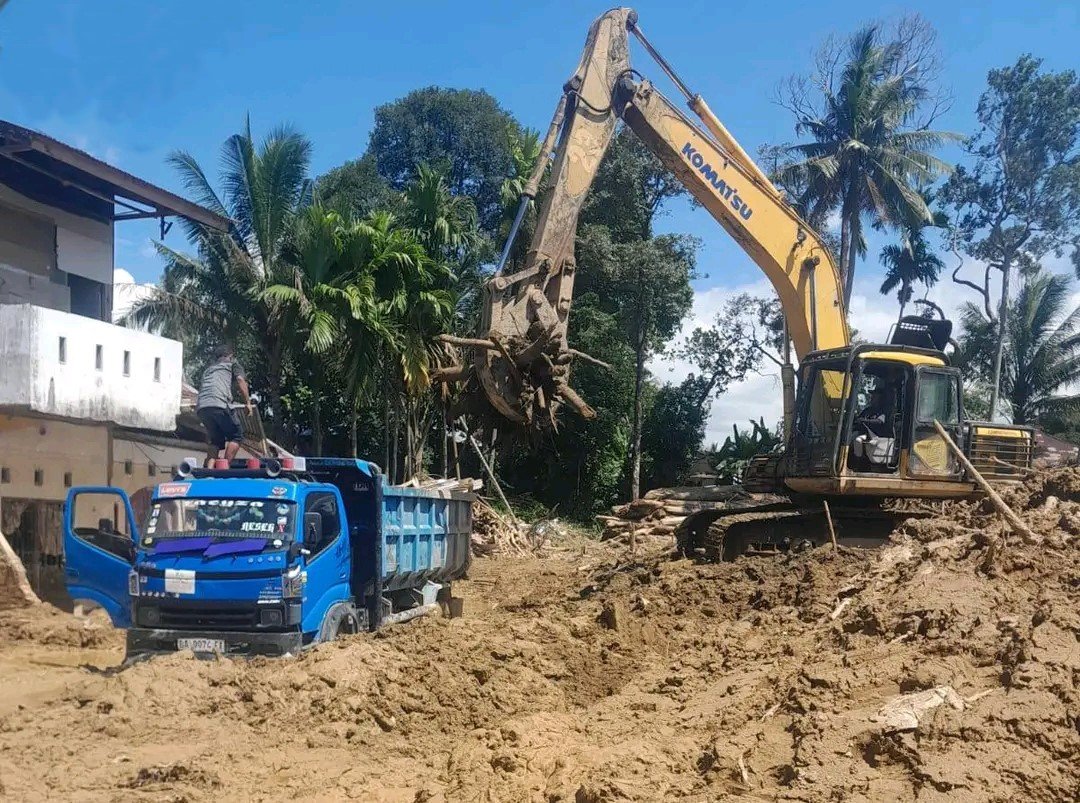 FOTO 21 Des_Pemerintah Kota (Pemko) Padang melakukan pembersihan sisa material longsor di sejumlah wilayah terdampak bencana.
