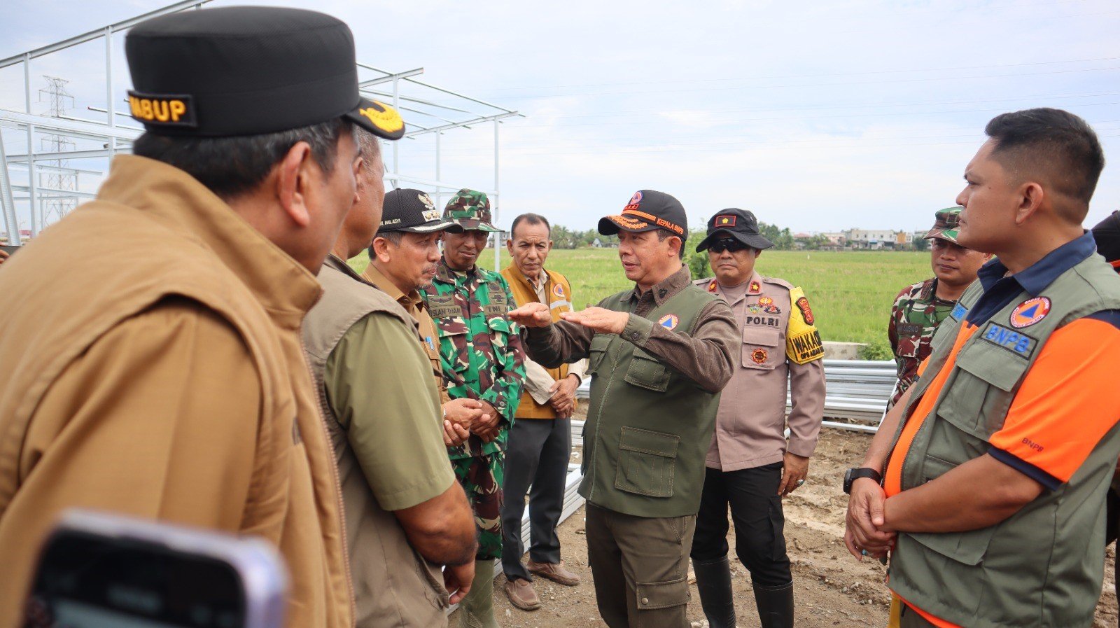 FOTO 21 Jan_Kepala BNPB Letjen TNI Suharyanto meninjau pembangunan Hunian Sementara (Huntara) di Desa Manyang Lancok,