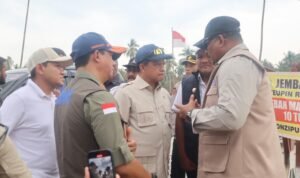 FOTO 22 Jan_Kepala BNPB Letjen TNI Suharyanto bersama Menteri Dalam Negeri Muhammad Tito Karnavian mengunjungi lokasi terdampak bencana di Provinsi Aceh.