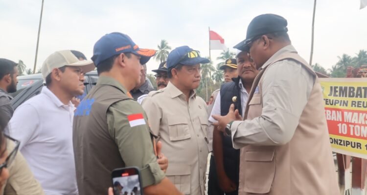 FOTO 22 Jan_Kepala BNPB Letjen TNI Suharyanto bersama Menteri Dalam Negeri Muhammad Tito Karnavian mengunjungi lokasi terdampak bencana di Provinsi Aceh.