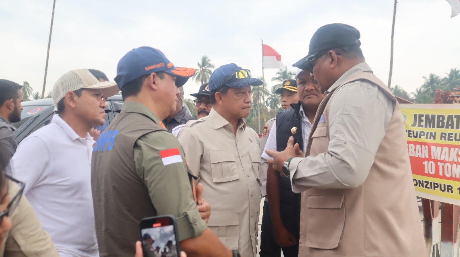 FOTO 22 Jan_Kepala BNPB Letjen TNI Suharyanto bersama Menteri Dalam Negeri Muhammad Tito Karnavian mengunjungi lokasi terdampak bencana di Provinsi Aceh.