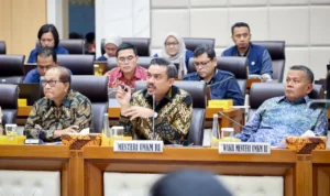 FOTO 22 Jan_Menteri Usaha Menengah, Kecil dan Mikro (UMKM) Maman Abdurrahman saat Rapat Kerja