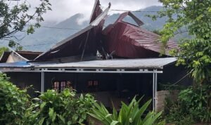 FOTO 22 Jan_Sejumlah rumah terdampak angin kencang di Dusun Pabundukang, Desa Paccellekang, Kecamatan Pattalassang, Kabupaten Gowa, Sulawesi Selatan.