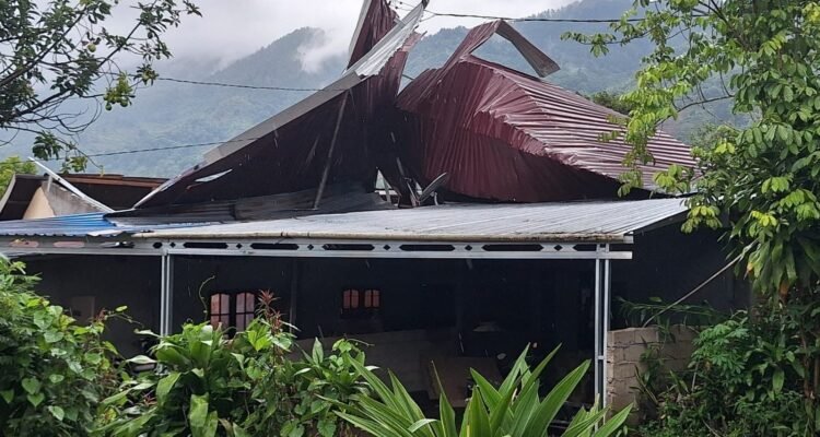 FOTO 22 Jan_Sejumlah rumah terdampak angin kencang di Dusun Pabundukang, Desa Paccellekang, Kecamatan Pattalassang, Kabupaten Gowa, Sulawesi Selatan.