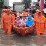 FOTO 23 Jan_Petugas Badan Penanggulangan Bencana Daerah (BPBD) mengevakuasi warga yang terkena banjir di Jakarta. (dok. bpbdjakarta)